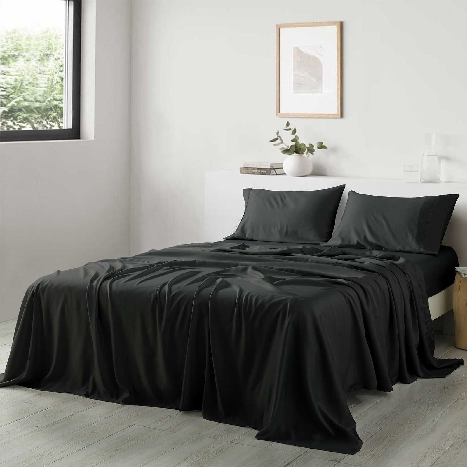 Royal Comfort 600 Thread Count Cooling Ultra Soft Tencel Eucalyptus sheets set featuring a flat sheet, fitted sheet, and two pillowcases in a luxurious design.